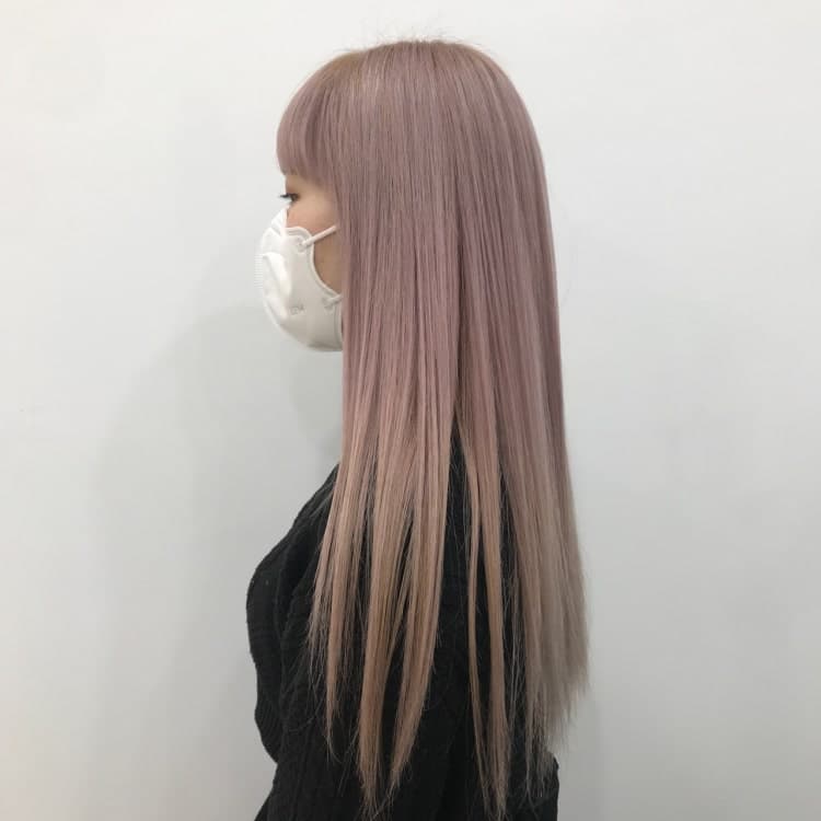 Long sleek cut, ash blonde